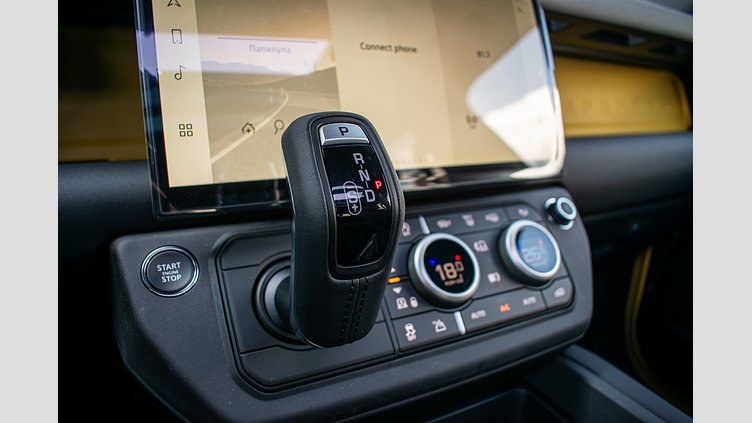 2025 Nova vozila Land Rover Defender 110 Deep Sandglow Yellow 3.0 litre i6D​ L663 3.0 Trophy Edition 1 350PS 