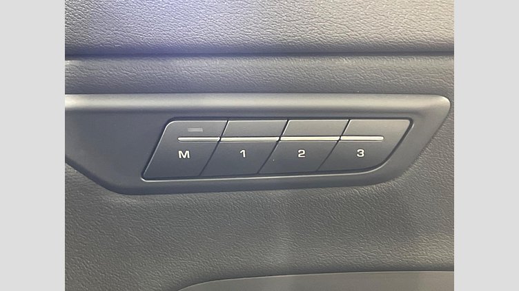 2018 認定中古車 Jaguar E-Pace サントリーニ ブラック D180 オートマチック全輪駆動 FIRST EDITION