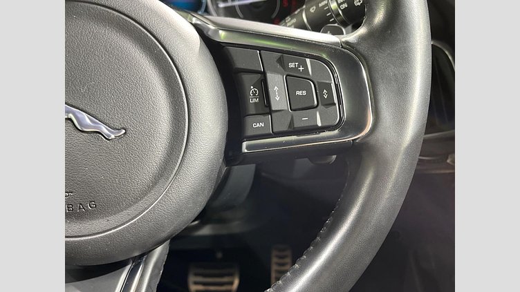 2018 認定中古車 Jaguar E-Pace サントリーニ ブラック D180 オートマチック全輪駆動 FIRST EDITION