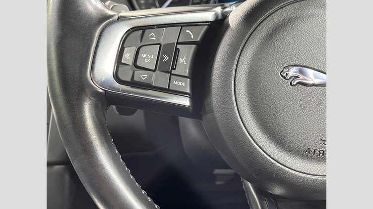 2018 認定中古車 Jaguar E-Pace サントリーニ ブラック D180 オートマチック全輪駆動 FIRST EDITION