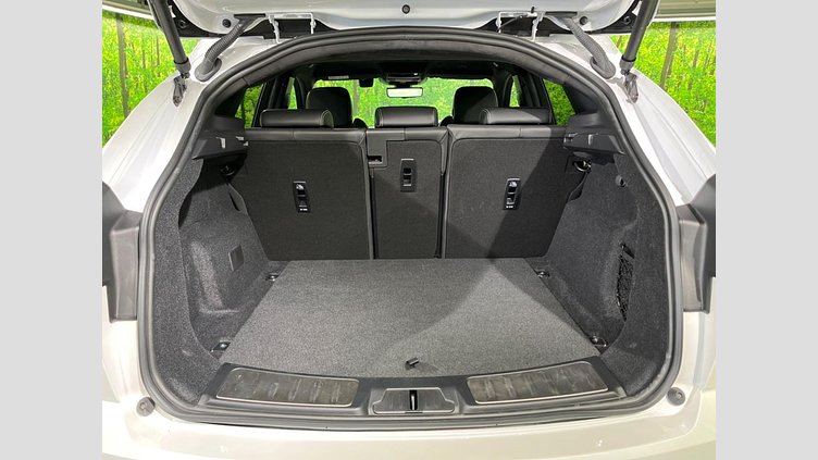 2024 認定中古車 Jaguar E-Pace オストゥーニパールホワイト P300eプラグインハイブリッド（ガソリン） R-DYNAMIC HSE