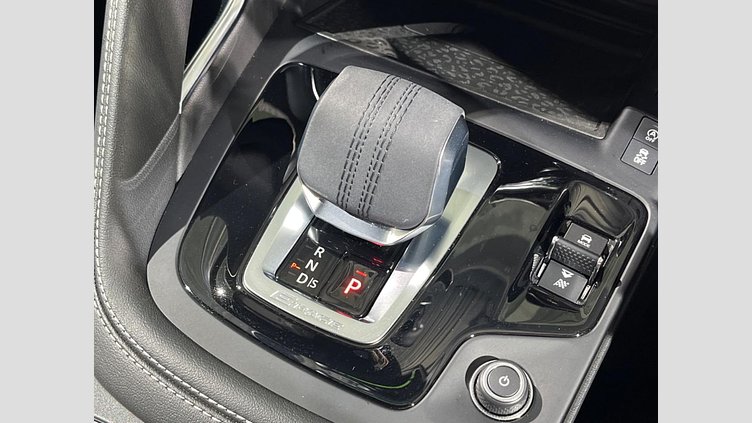 2024 認定中古車 Jaguar E-Pace オストゥーニパールホワイト P300eプラグインハイブリッド（ガソリン） R-DYNAMIC HSE