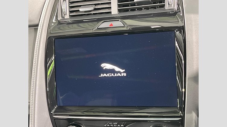 2024 認定中古車 Jaguar E-Pace オストゥーニパールホワイト P300eプラグインハイブリッド（ガソリン） R-DYNAMIC HSE