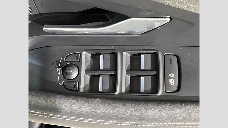2024 認定中古車 Jaguar E-Pace オストゥーニパールホワイト P300eプラグインハイブリッド（ガソリン） R-DYNAMIC HSE