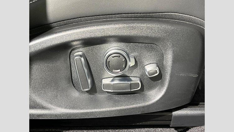 2024 認定中古車 Jaguar E-Pace オストゥーニパールホワイト P300eプラグインハイブリッド（ガソリン） R-DYNAMIC HSE