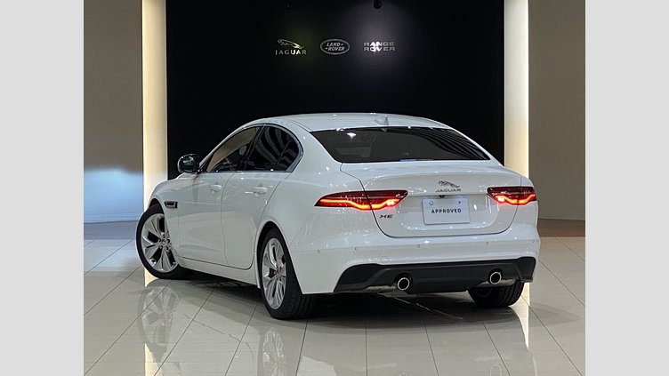 2021 認定中古車 Jaguar XE フジホワイト P250 RWD（オートマチック） 4 door Saloon S