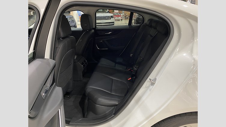 2021 認定中古車 Jaguar XE フジホワイト P250 RWD（オートマチック） 4 door Saloon S