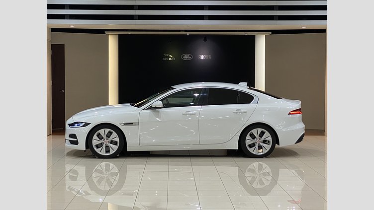 2021 認定中古車 Jaguar XE フジホワイト P250 RWD（オートマチック） 4 door Saloon S