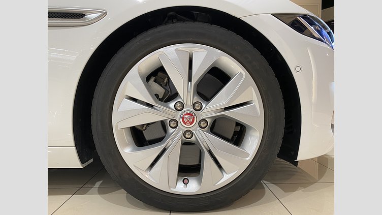 2021 認定中古車 Jaguar XE フジホワイト P250 RWD（オートマチック） 4 door Saloon S