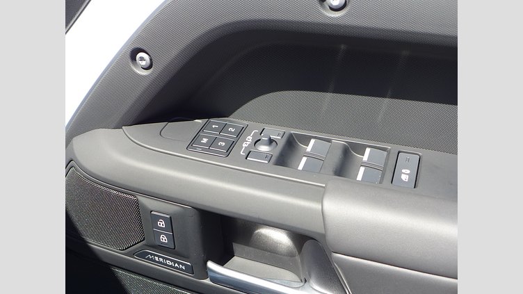 2025 認定中古車 Land Rover Defender 110 フジホワイト D350 ディーゼルマイルドハイブリッド X-Dynamic HSE