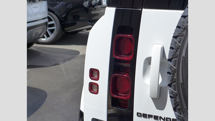 2025 認定中古車 Land Rover Defender 110 フジホワイト D350 ディーゼルマイルドハイブリッド X-Dynamic HSE