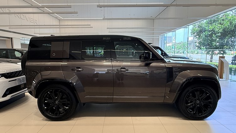 2025 新車 Land Rover Defender 110 (1DN) Charente Grey 夏朗德灰 P635 汽油 V8 輕油電混合 OCTA