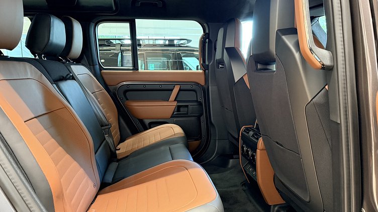 2025 新車 Land Rover Defender 110 (1DN) Charente Grey 夏朗德灰 P635 汽油 V8 輕油電混合 OCTA