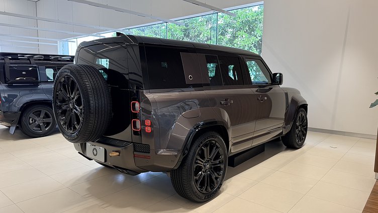 2025 新車 Land Rover Defender 110 (1DN) Charente Grey 夏朗德灰 P635 汽油 V8 輕油電混合 OCTA