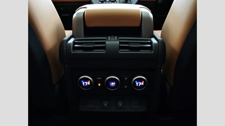 2024 認定中古車 Land Rover Defender 110 サントリーニブラック P525 AWD (AT) V8