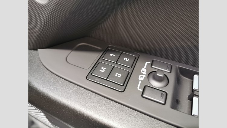 2024 認定中古車 Land Rover Defender 110 サントリーニブラック P525 AWD (AT) V8