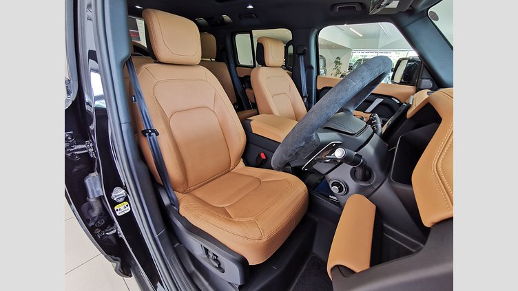 2024 認定中古車 Land Rover Defender 110 サントリーニブラック P525 AWD (AT) V8