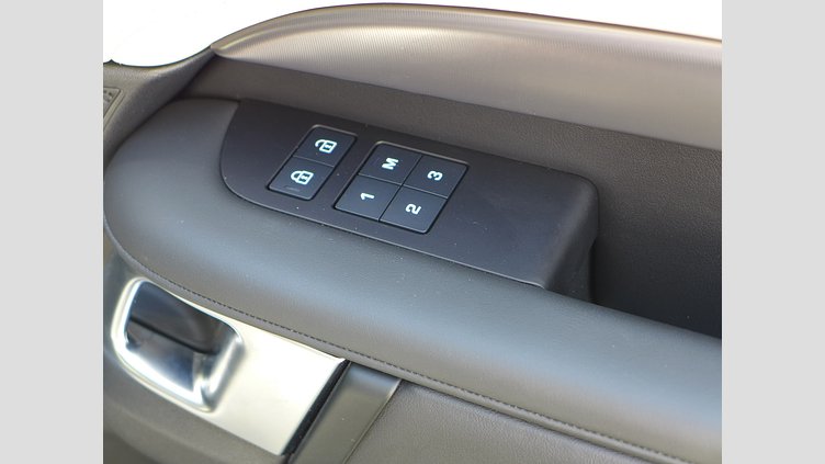 2024 認定中古車 Land Rover Discovery アイガーグレイ D300マイルドハイブリッド（ディーゼル） スタンダードホイールベース Metropolitan Edition