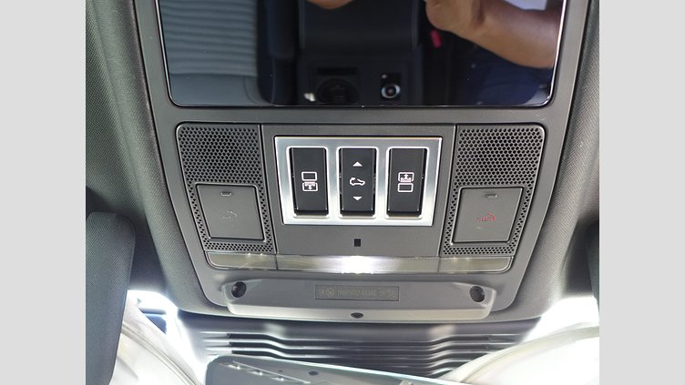 2024 認定中古車 Land Rover Discovery アイガーグレイ D300マイルドハイブリッド（ディーゼル） スタンダードホイールベース Metropolitan Edition