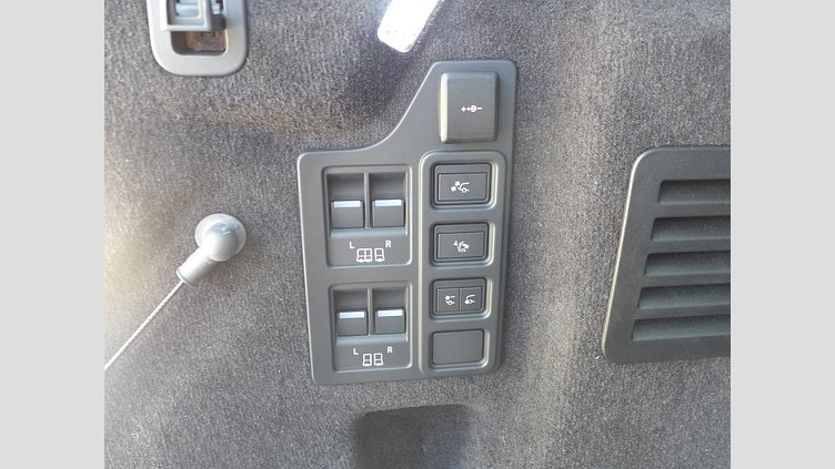 2024 認定中古車 Land Rover Discovery アイガーグレイ D300マイルドハイブリッド（ディーゼル） スタンダードホイールベース Metropolitan Edition