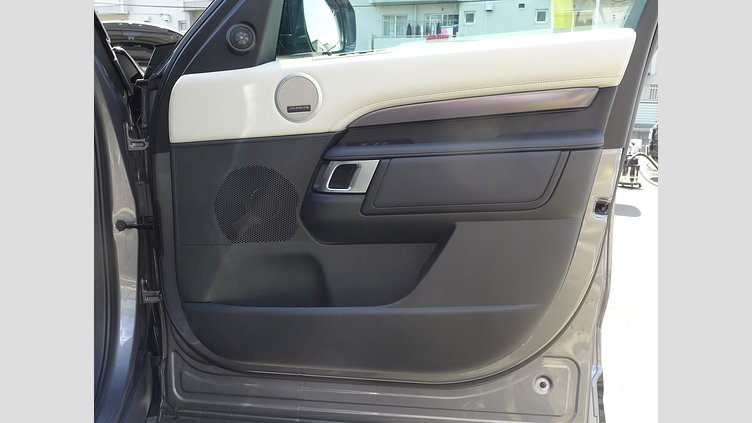 2024 認定中古車 Land Rover Discovery アイガーグレイ D300マイルドハイブリッド（ディーゼル） スタンダードホイールベース Metropolitan Edition