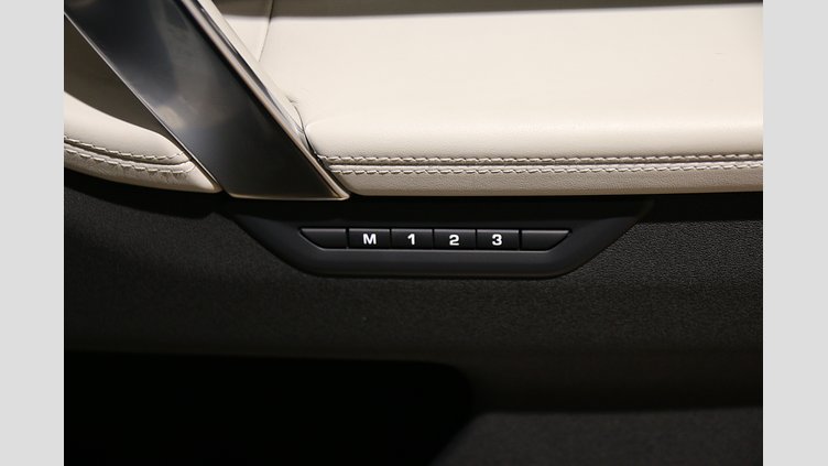 2025 認定中古車 Land Rover Discovery Sport フジホワイト プラグインハイブリッド（ガソリン） Dynamic HSE