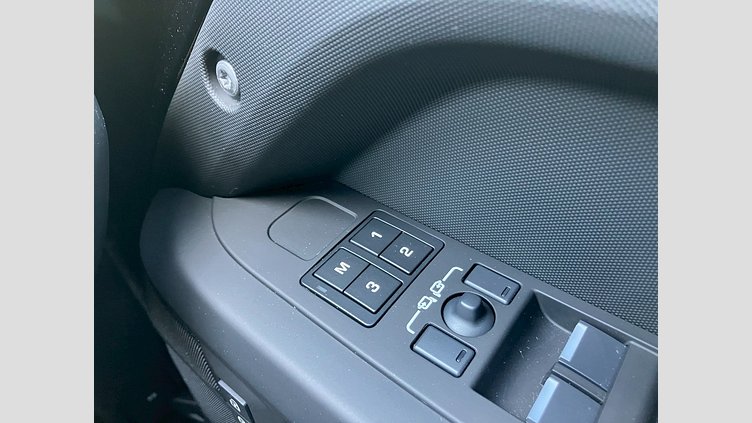 2025 認定中古車 Land Rover Defender 110 サントリーニブラック P300 ガソリン X-Dynamic SE