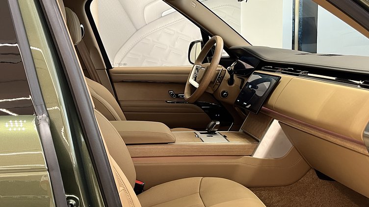 2025 新車 Land Rover Range Rover Sample Green in Gloss finish P615 汽油 (輕油電混合) 長軸距 SV