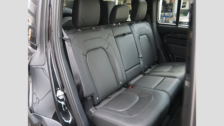2023 認定中古車 Land Rover Defender 110 サントリーニブラック D300 AWD（AT） S