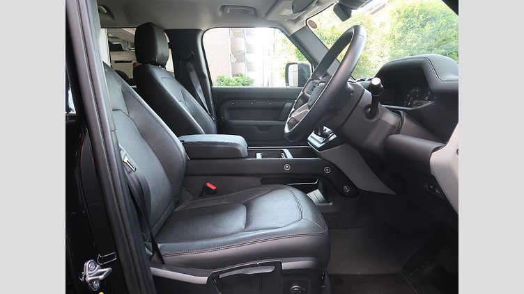 2023 認定中古車 Land Rover Defender 110 サントリーニブラック D300 AWD（AT） S