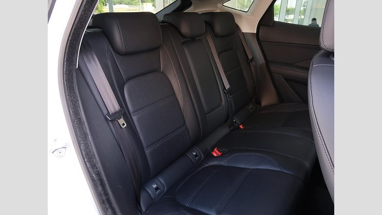2019 認定中古車 Jaguar E-Pace ユーロンホワイト D180 オートマチック全輪駆動 S