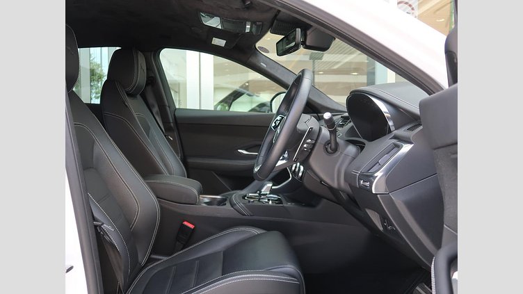 2024 認定中古車 Jaguar E-Pace オストゥーニパールホワイト D200マイルドハイブリッド（ディーゼル） R-DYNAMIC HSE