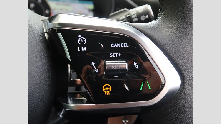 2024 認定中古車 Jaguar E-Pace オストゥーニパールホワイト D200マイルドハイブリッド（ディーゼル） R-DYNAMIC HSE