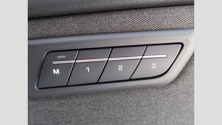 2024 認定中古車 Jaguar E-Pace オストゥーニパールホワイト D200マイルドハイブリッド（ディーゼル） R-DYNAMIC HSE