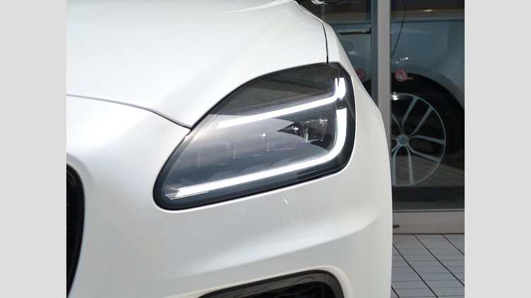 2024 認定中古車 Jaguar E-Pace オストゥーニパールホワイト D200マイルドハイブリッド（ディーゼル） R-DYNAMIC HSE