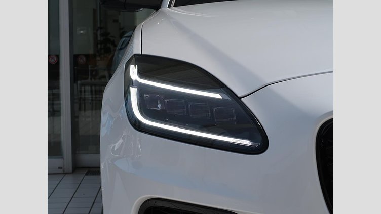 2024 認定中古車 Jaguar E-Pace オストゥーニパールホワイト D200マイルドハイブリッド（ディーゼル） R-DYNAMIC HSE