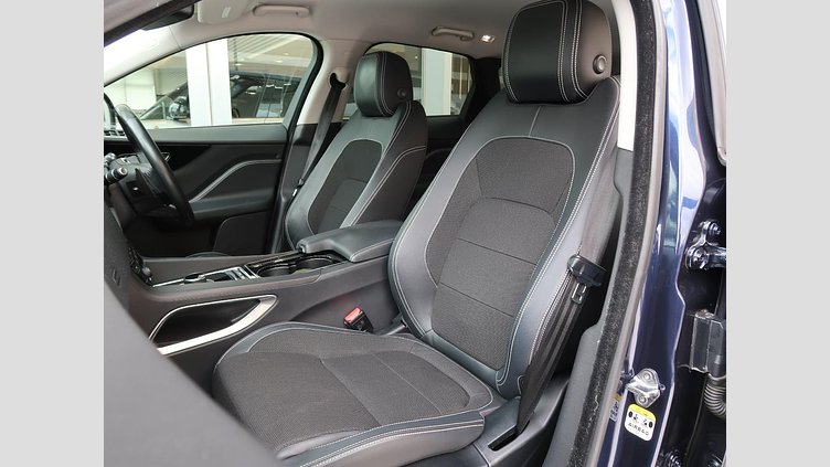 2016 認定中古車 Jaguar F-Pace Loire Blue ガソリン Ｒ－スポーツ
