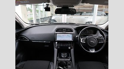 F-Pace 10