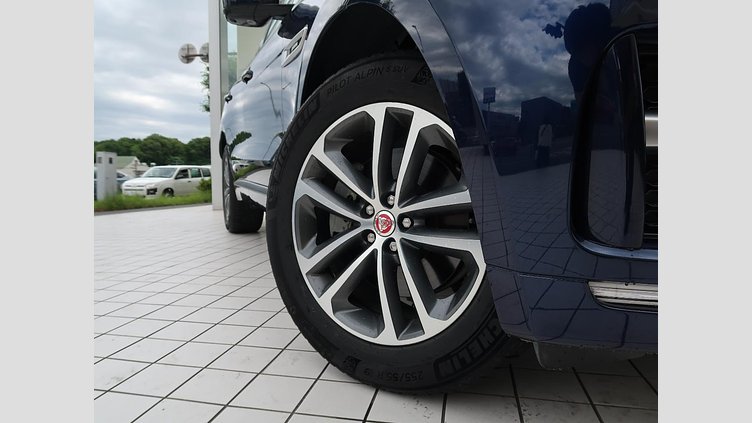 2016 認定中古車 Jaguar F-Pace Loire Blue ガソリン Ｒ－スポーツ