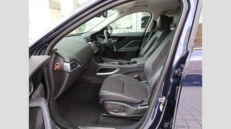 2016 認定中古車 Jaguar F-Pace Loire Blue ガソリン Ｒ－スポーツ