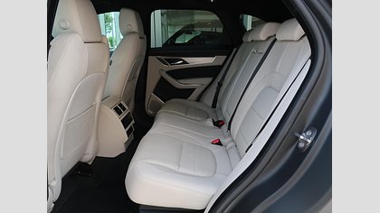 F-Pace 13