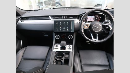 F-Pace 13
