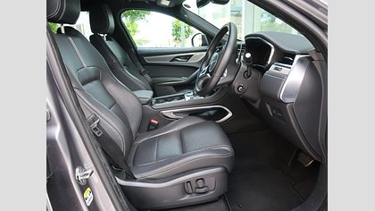 F-Pace 21