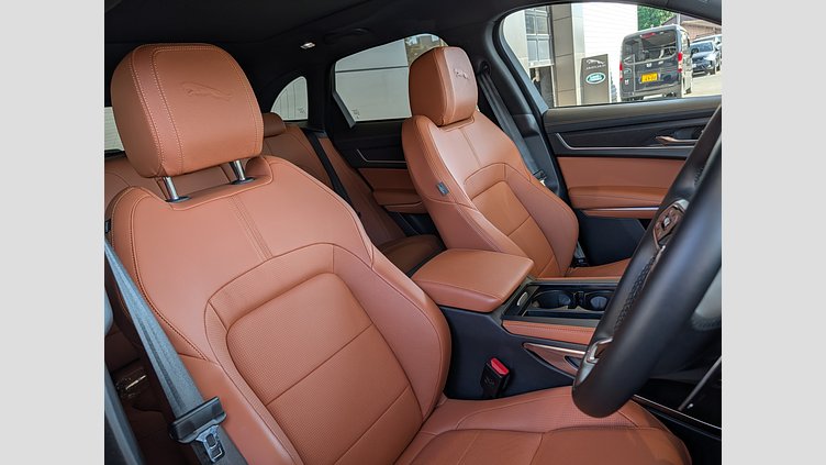 2024 認定中古車 Jaguar F-Pace オストゥーニパールホワイト P400e ガソリン プラグインハイブリッド R-DYNAMIC SE