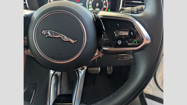 2024 認定中古車 Jaguar F-Pace オストゥーニパールホワイト P400e ガソリン プラグインハイブリッド R-DYNAMIC SE
