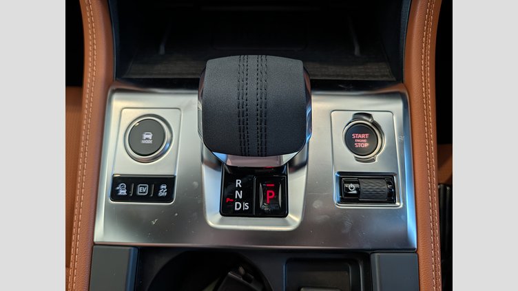 2024 認定中古車 Jaguar F-Pace オストゥーニパールホワイト P400e ガソリン プラグインハイブリッド R-DYNAMIC SE