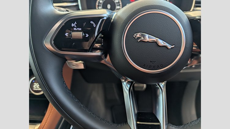 2024 認定中古車 Jaguar F-Pace オストゥーニパールホワイト P400e ガソリン プラグインハイブリッド R-DYNAMIC SE
