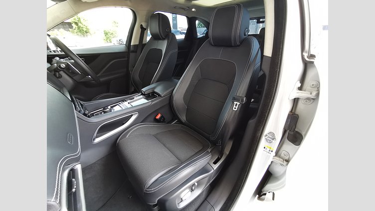2018 認定中古車 Jaguar F-Pace Yulong White 2.0 litre i4D Diesel Rスポーツ