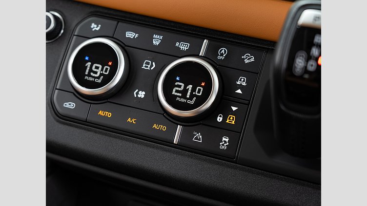 2023 認定中古車 Land Rover Defender 110 カルパチアングレイ D300 AWD（AT） X-DYNAMIC HSE D300 エアサスペンション　5人乗り