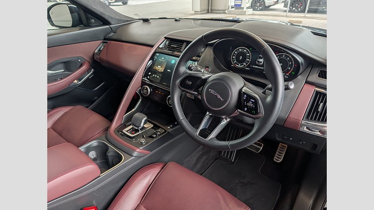 2024 認定中古車 Jaguar E-Pace サントリーニブラック P300eプラグインハイブリッド（ガソリン） R-DYNAMIC HSE